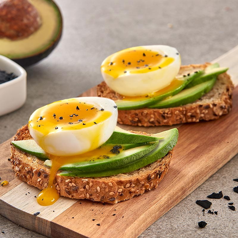 bruschetta_di_pane_integrale_con_avocado_uovo_barzotto_e_sale_nero_di_cipro_800