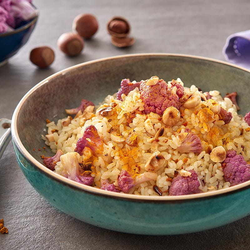 insalata_di_riso_tiepida_alla_curcuma_con_cavolo_viola_e_nocciole_800