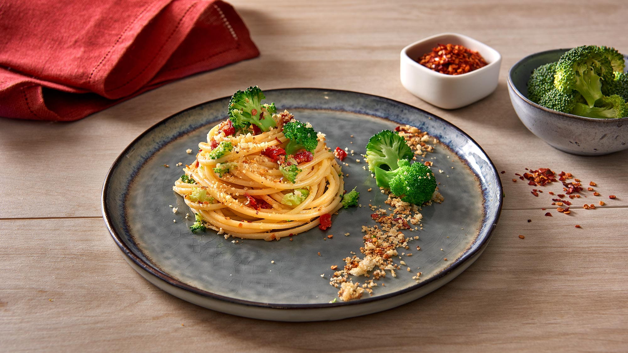 spaghettoni_con_pomodori_secchi_broccoli_peperoncino_extra_piccate_e_pane_croccante_2000
