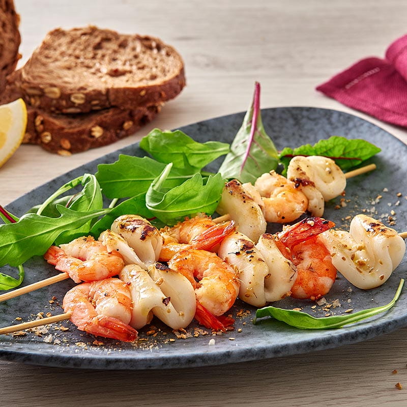 spiedini_grigliati_di_gambeli_e_seppioline_con_sale_integrale_e_zenzero_800