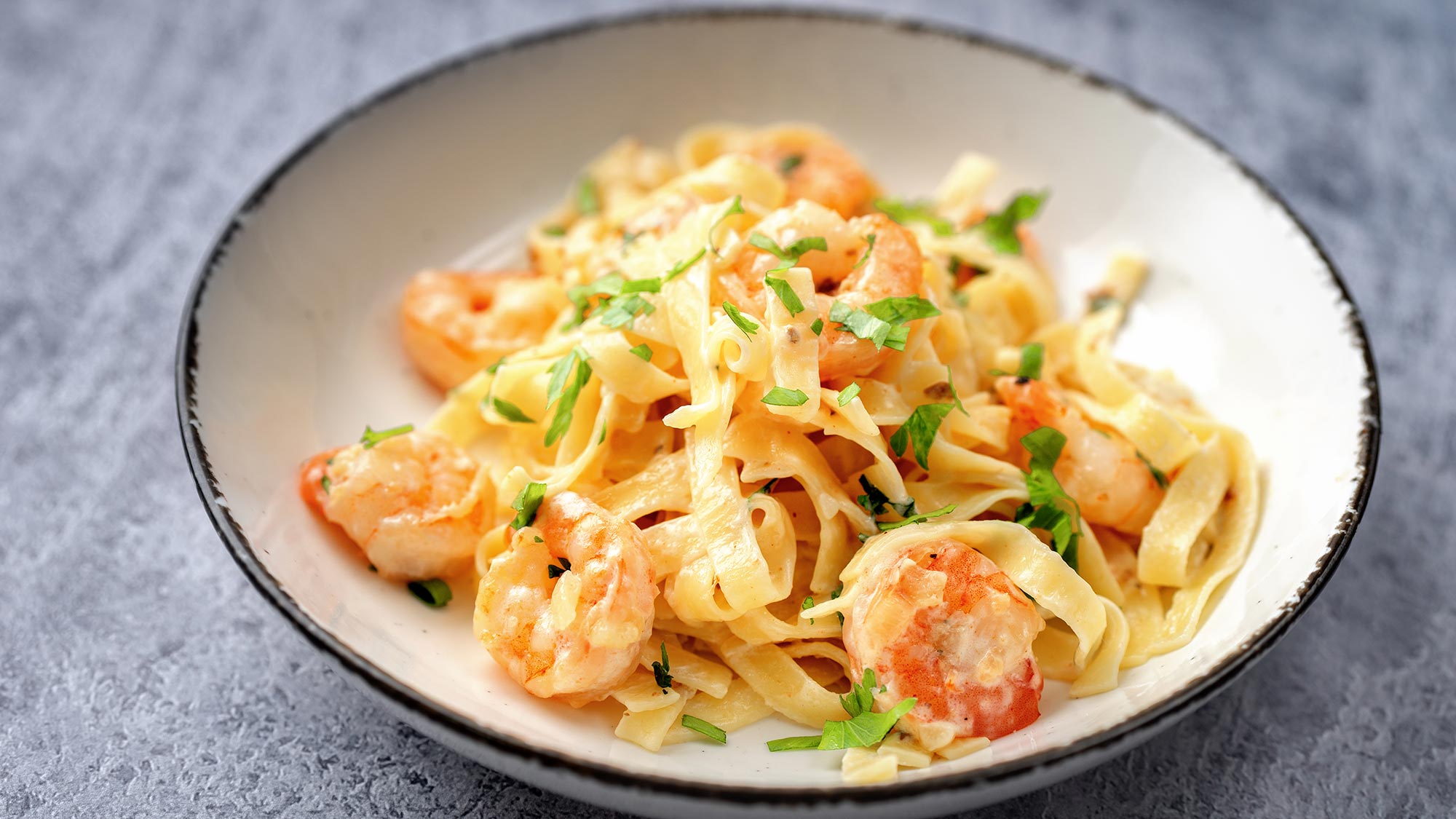 Tagliatelle_con_gamberetti_e_origano_2000